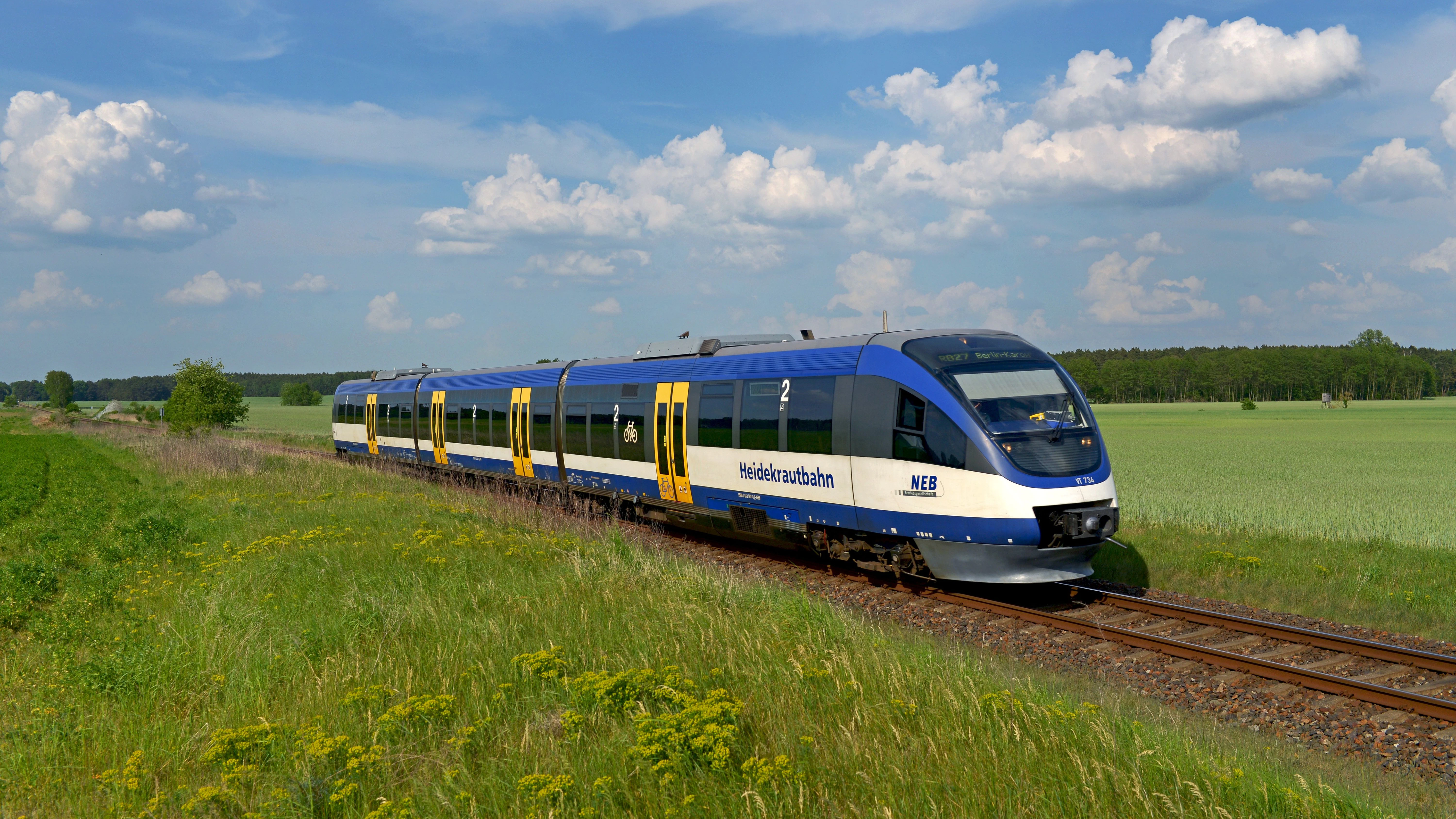 Mit Diesel betrieben, aber dreiteilig: ein Dieseltriebwagen vom Typ Talent nordöstlich von Berlin. Mit solchen&nbsp; Fahrzeugen wird der Betrieb auf der Heidekrautbahn seit zwei Jahrzehnten abgewickelt. 2024 soll Schluss sein.
