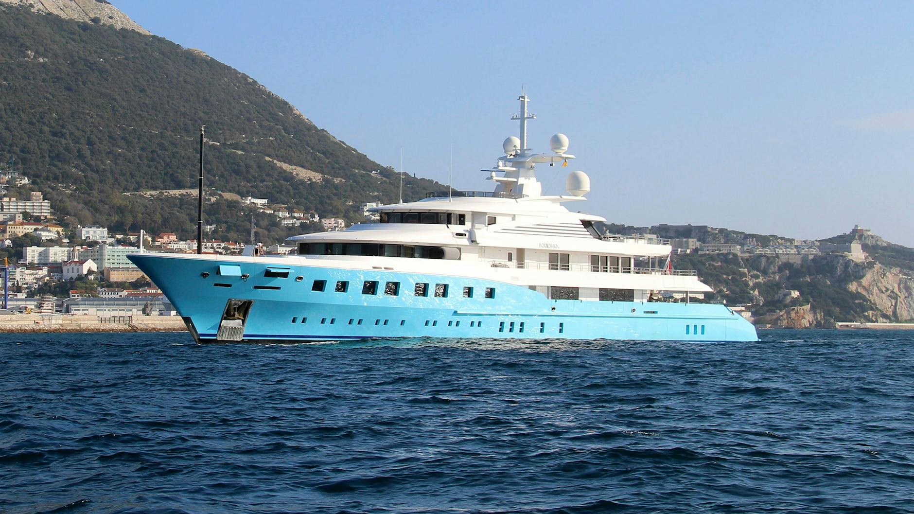 Die 72,5 Meter lange Superjacht wurde im Rahmen der Sanktionen gegen Russland wegen des Ukraine-Kriegs am 21. März 2022 von den Behörden in Gibraltar festgesetzt.