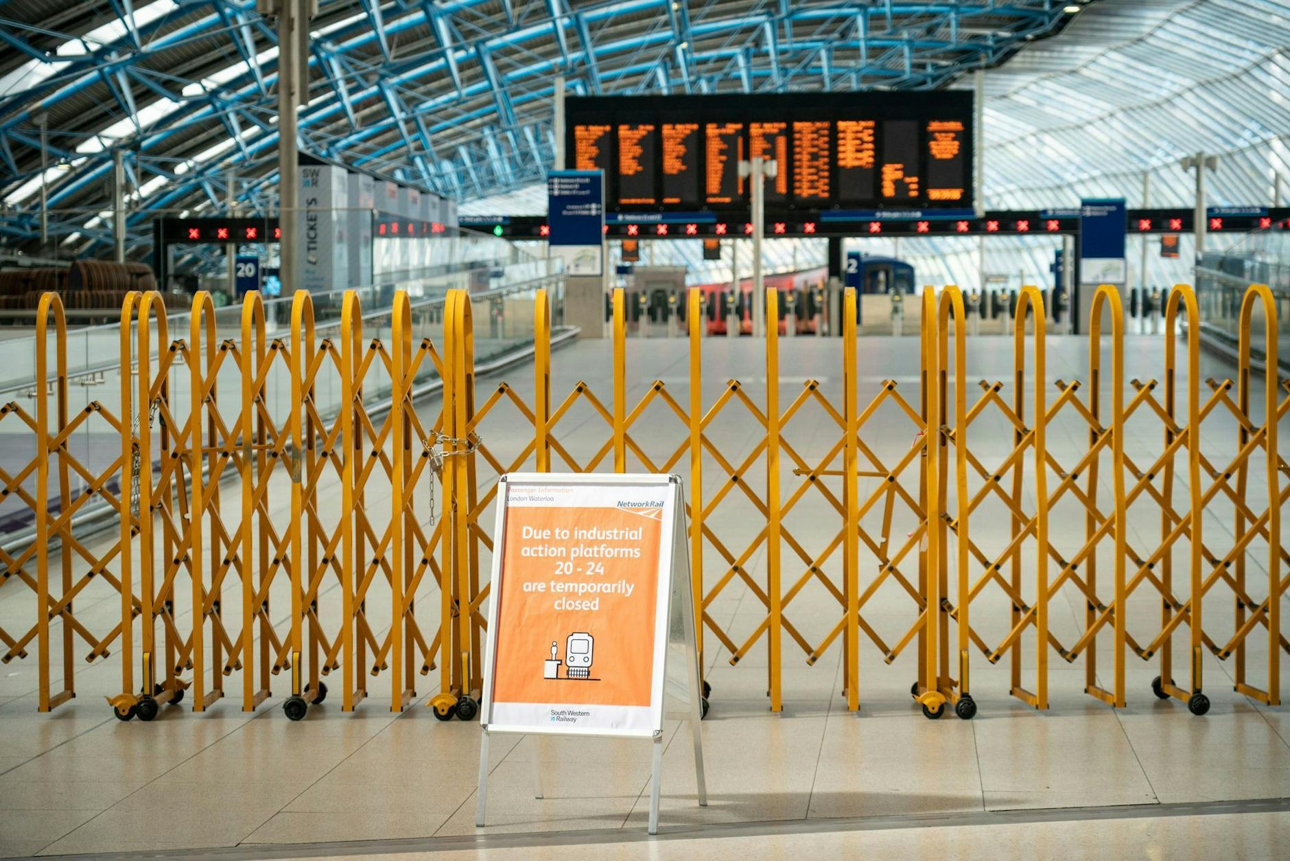 Hier geht nichts mehr: Geschlossene Bahnsteige im Bahnhof Waterloo in London.
