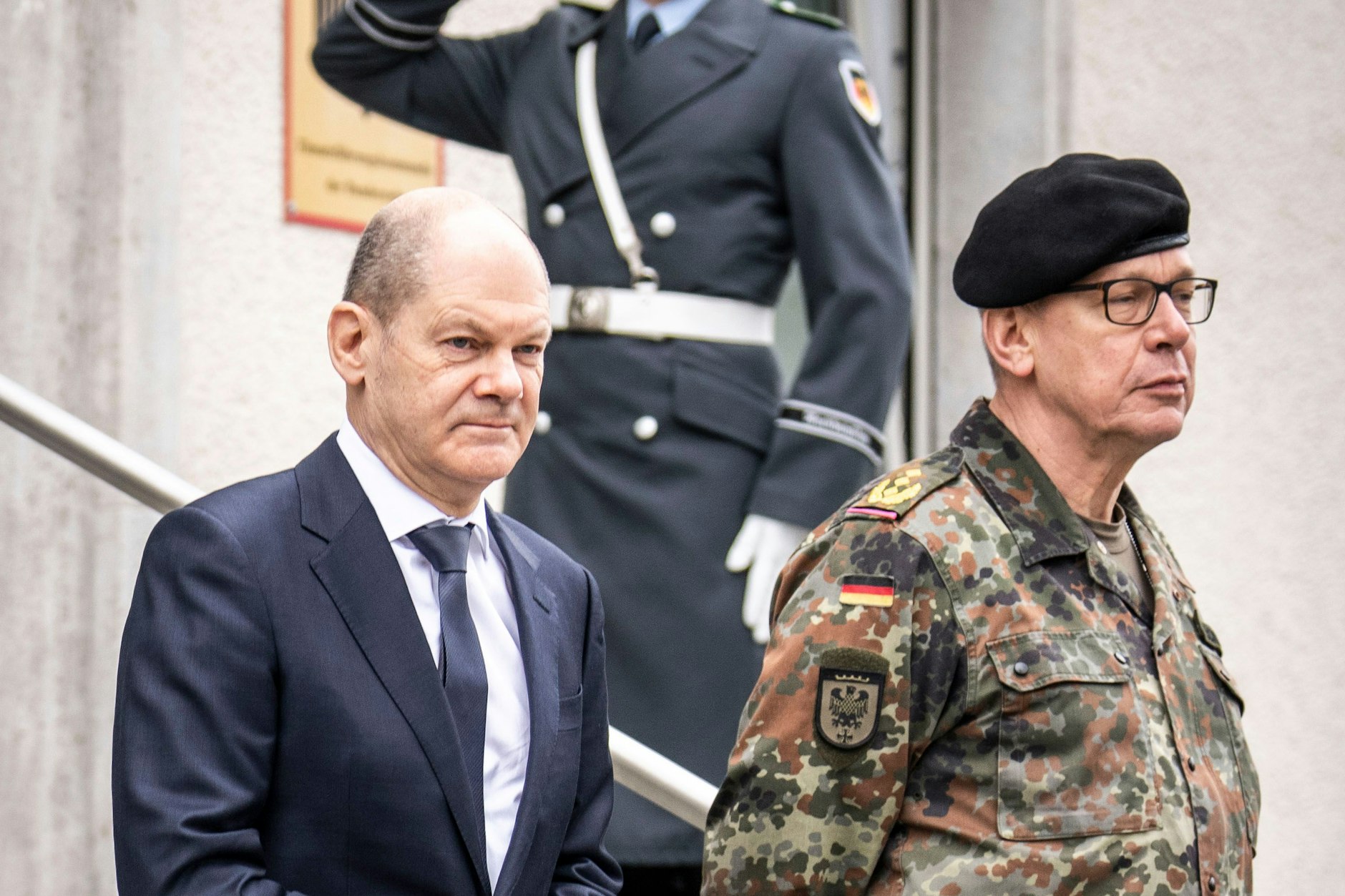 Generalleutnant Bernd Schütt neben Bundeskanzler Olaf Scholz bei dessen Besuch des Einsatzführungskommandos im März 2022.