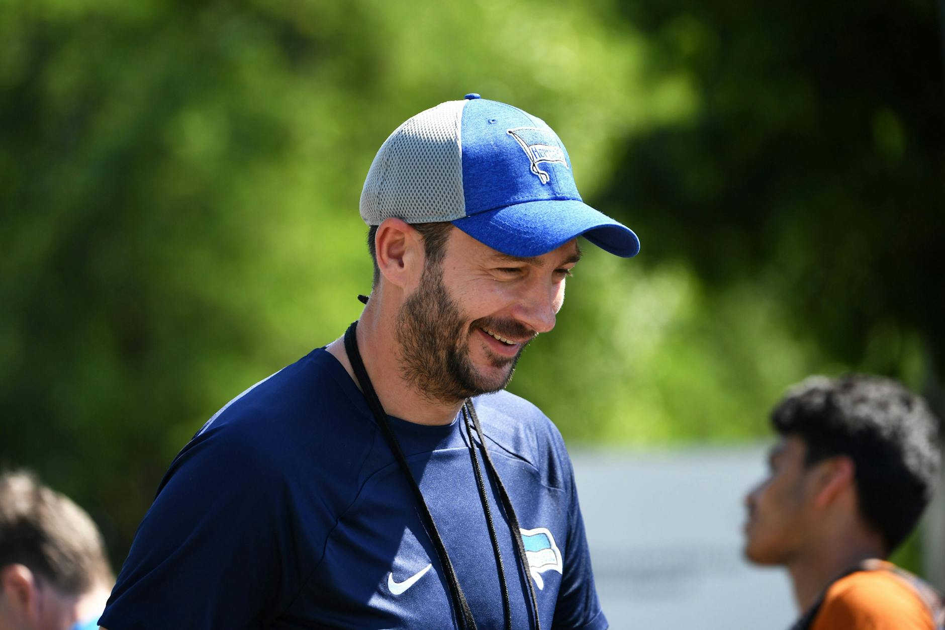 Herthas Trainer Sandro Schwarz hat viel Spaß bei der Arbeit im Trainingscamp in Kienbaum.