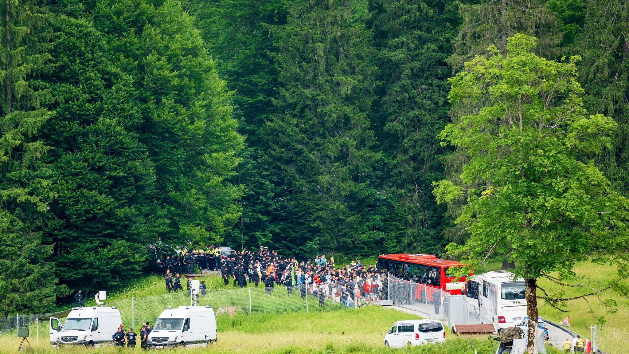 Demonstrierende stehen etwa 500 Meter von Schloss Elmau entfernt. Deutschland ist Gastgeber des G7-Gipfels wirtschaftsstarker Demokratien.  