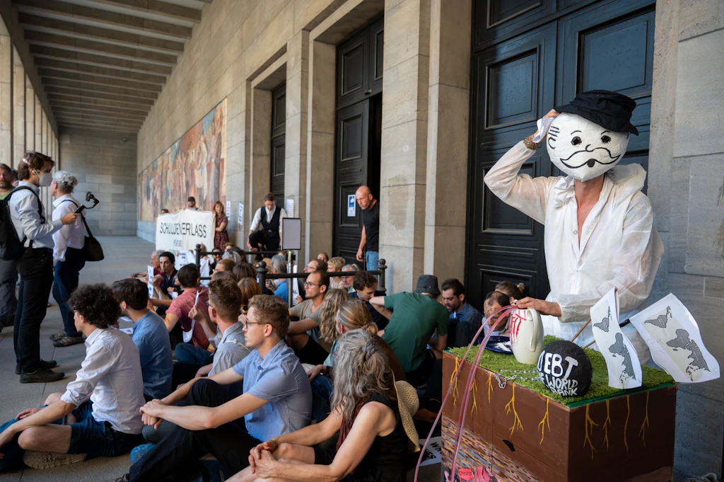 G7-Protest in Berlin: Klimaschützer blockieren Finanzministerium