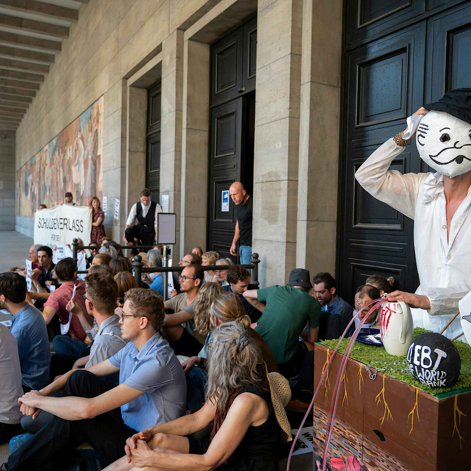 G7-Protest in Berlin: Klimaschützer blockieren Finanzministerium