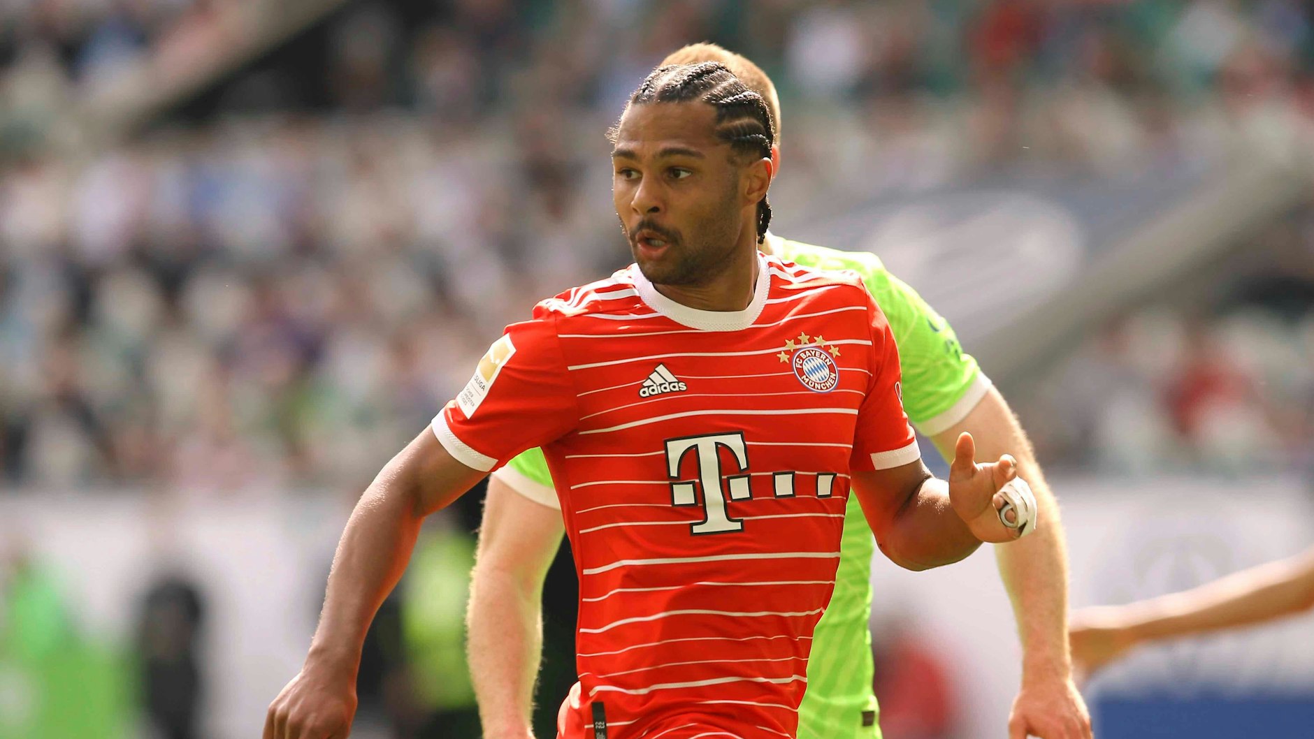 Die Zukunft von Serge Gnabry (26) beim FC Bayern ist weiter offen. Nun soll auch Manchester United um den Nationalspieler buhlen.