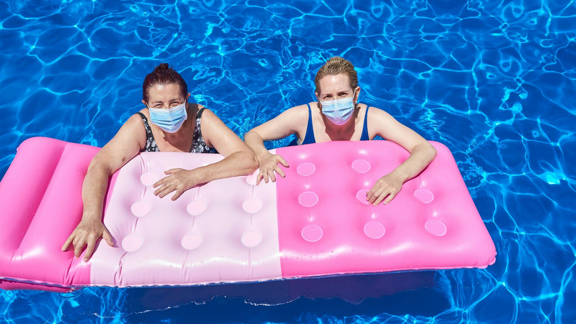 Badende mit Maske: Sicher ist sicher.