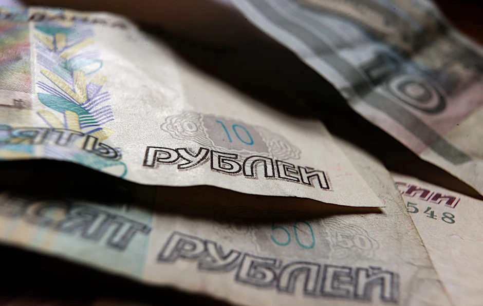 Das russische Wort für Rubel ist auf Rubel-Banknoten zu lesen. (Archivbild)