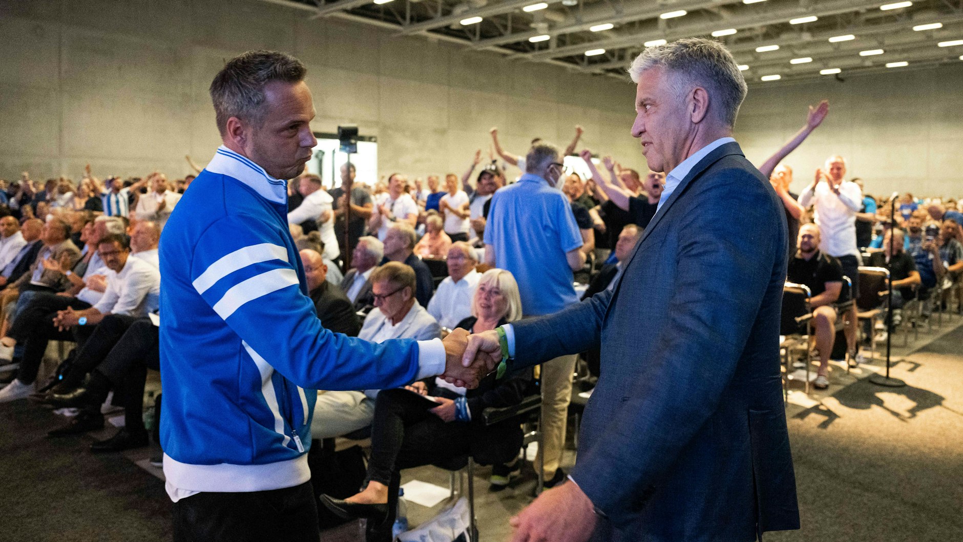 Frank Steffel (r.) gratulierte dem neuen Hertha-Präsidenten Kay Bernstein (41) direkt nach der Wahl.