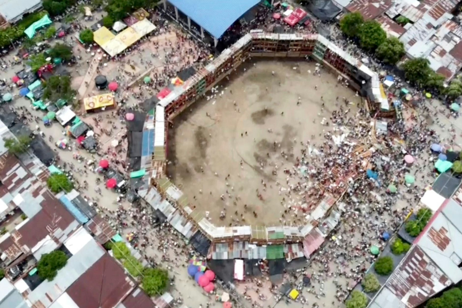 Beim Zusammenbruch eines Teils der Tribünen der Arena von El Espinal kam offiziellen&nbsp;Angaben zufolge auch ein Kind ums Leben.