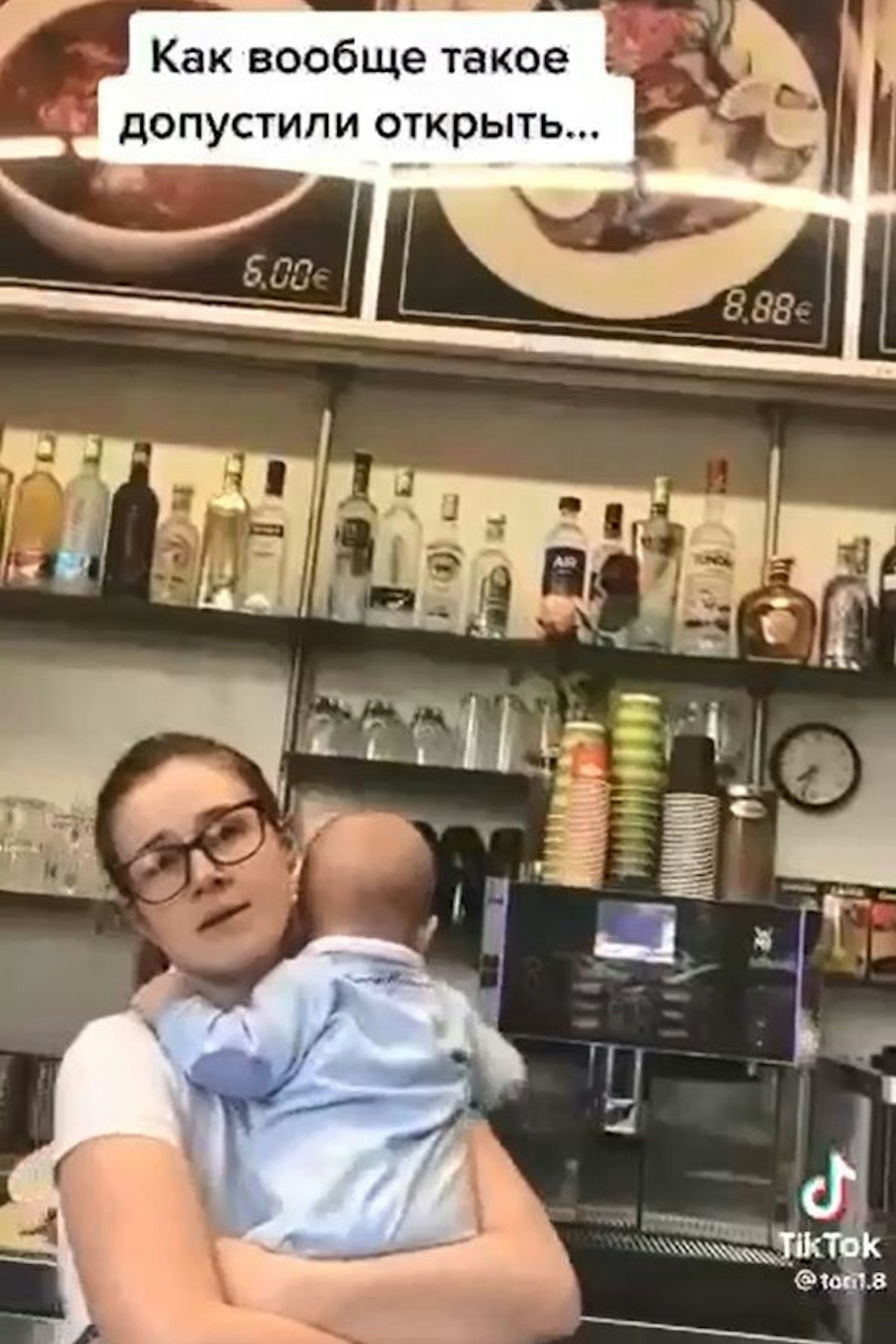 Ein Ausschnitt aus dem viralen Video zeigt Ilona Stinska. „Wie konnte man es zulassen, [das Café] überhaupt zu eröffnen?“ fragt sich der Zuschrift.