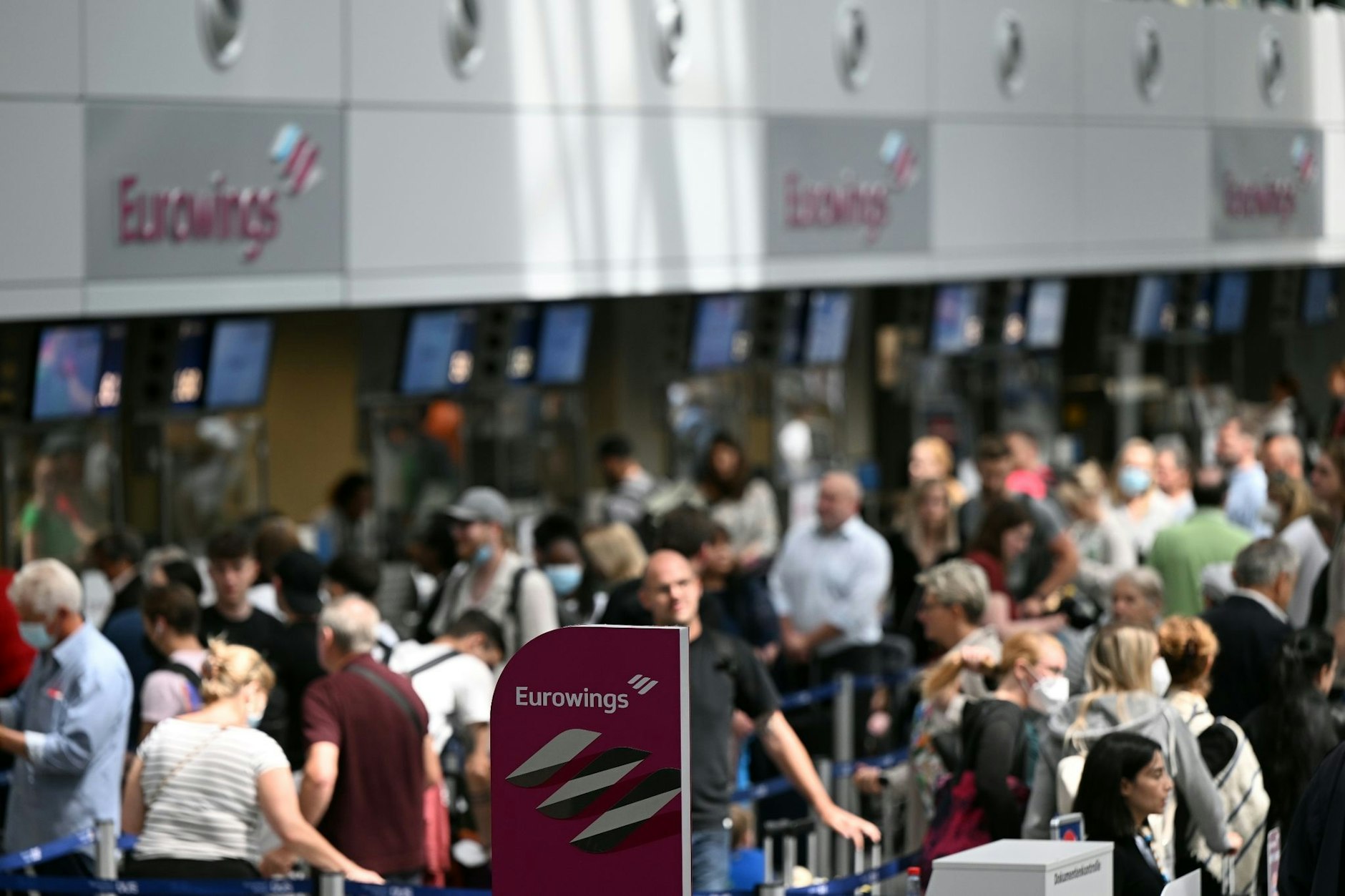 Wegen Personalproblemen hatte die Airline Eurowings zahlreiche Verbindungen an den beiden größten Flughäfen Nordrhein-Westfalens gestrichen.  
