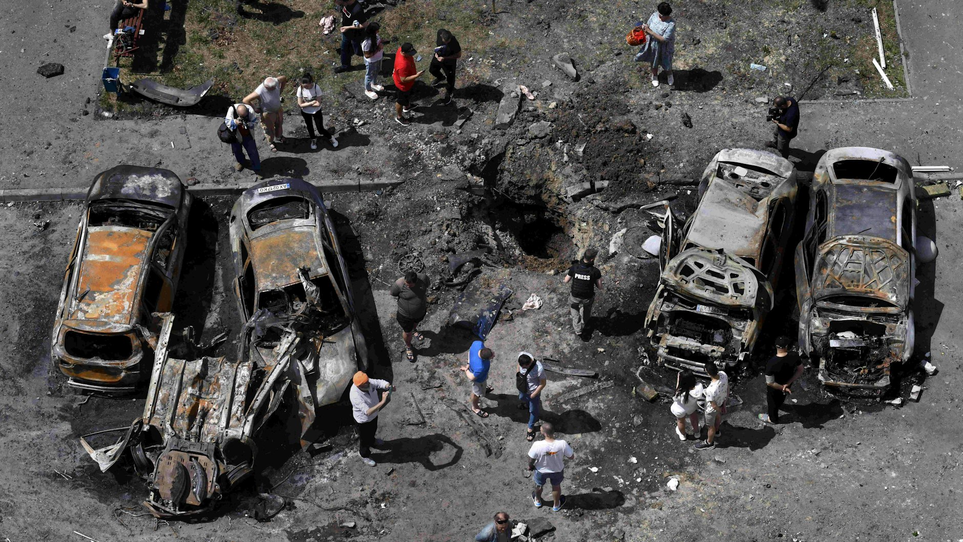 Durch russischen Beschuss beschädigte Autos in Charkiw. Die Bombardierungen in der gesamten Ukraine sind eskaliert, auch in Kiew an diesem Tag.