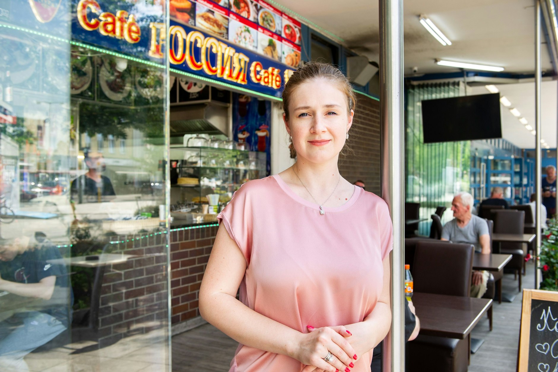 Ilona Stinska vor dem Café Rossiya in Charlottenburg.