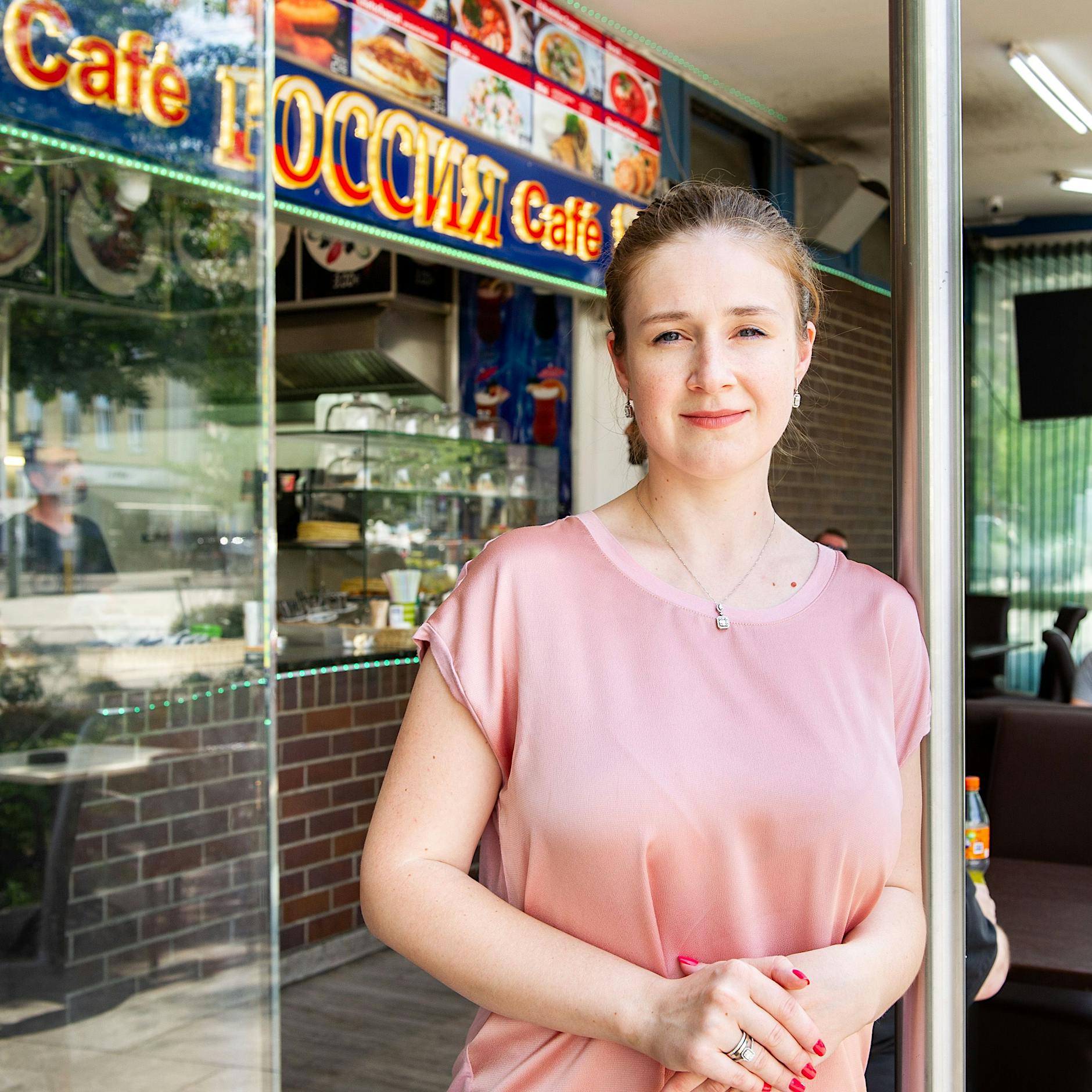 Darf ein Café in Charlottenburg noch immer stolz den Namen „Rossiya“ tragen?