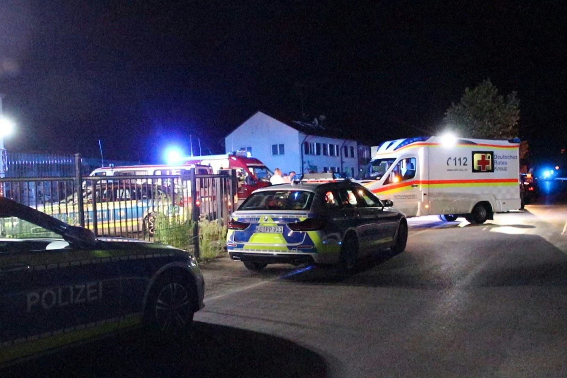 Polizei und Rettungsdienste stehen nach einem Messerangriff an der Asylbewerberunterkunft.