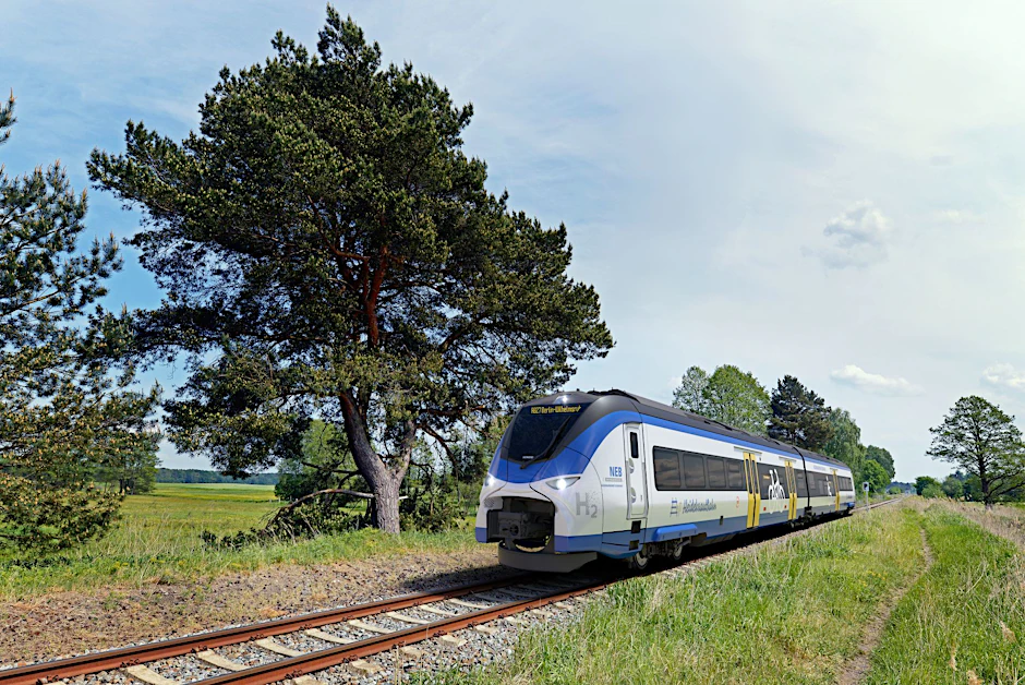 Umweltfreundlich, aber nur zweiteilig: Die Simulation zeigt einen Wasserstoffzug vom Typ Mireo Plus H in den Farben der Niederbarnimer Eisenbahn (NEB). Der Einsatz soll Ende 2024 starten.