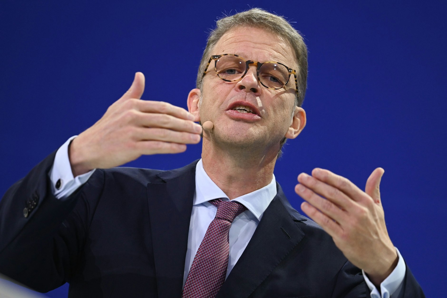 Christian Sewing, Chef der Deutschen Bank und Präsident des Bundesverbands deutscher Banken, unterstreicht bei einer Veranstaltung seine Meinung mit beiden Händen.