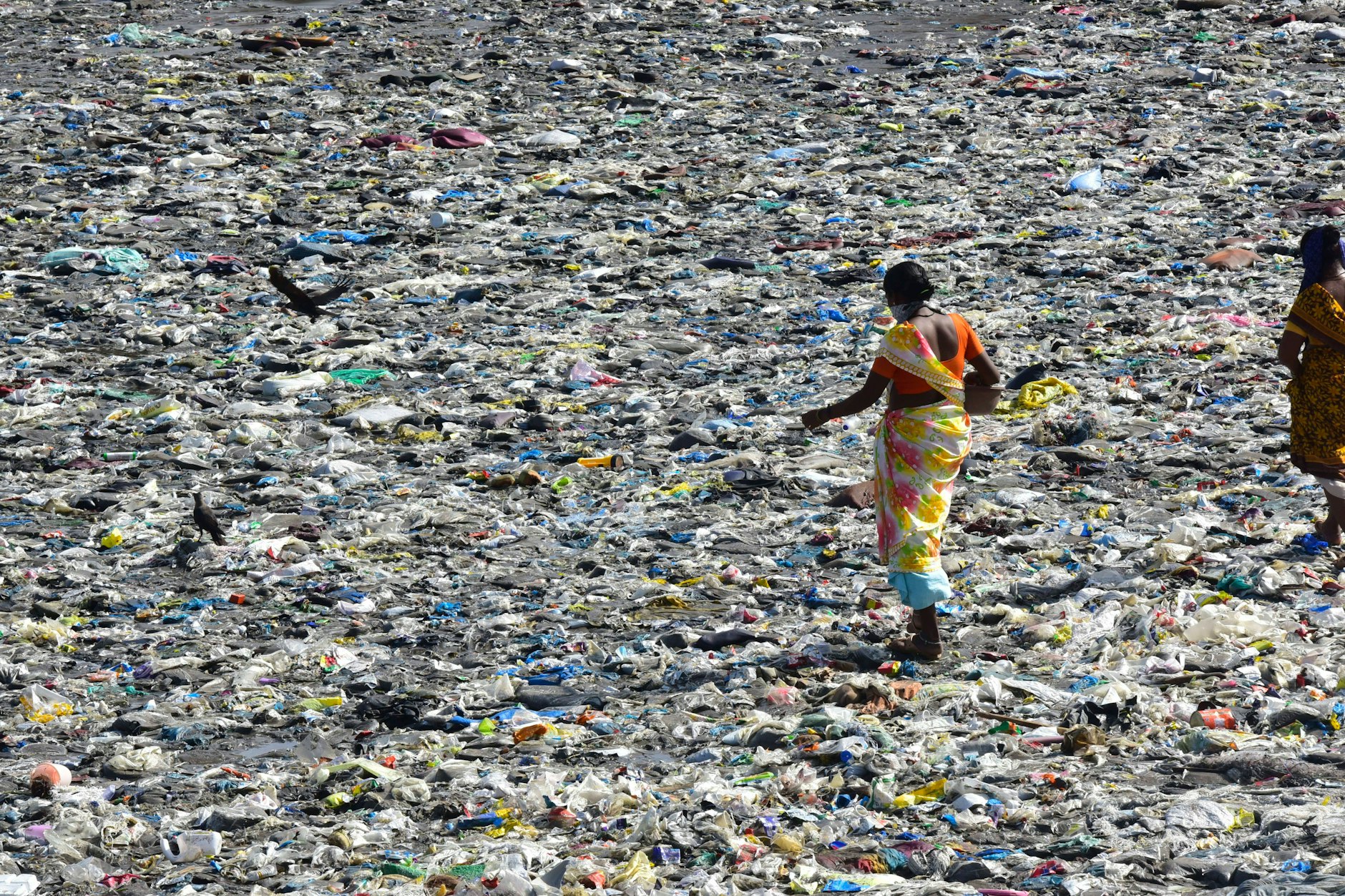 Das ist keine Müllkippe, das ist der Strand bei der indischen Riesenstadt Mumbai, verdeckt von angespülten Massen von Plastik.