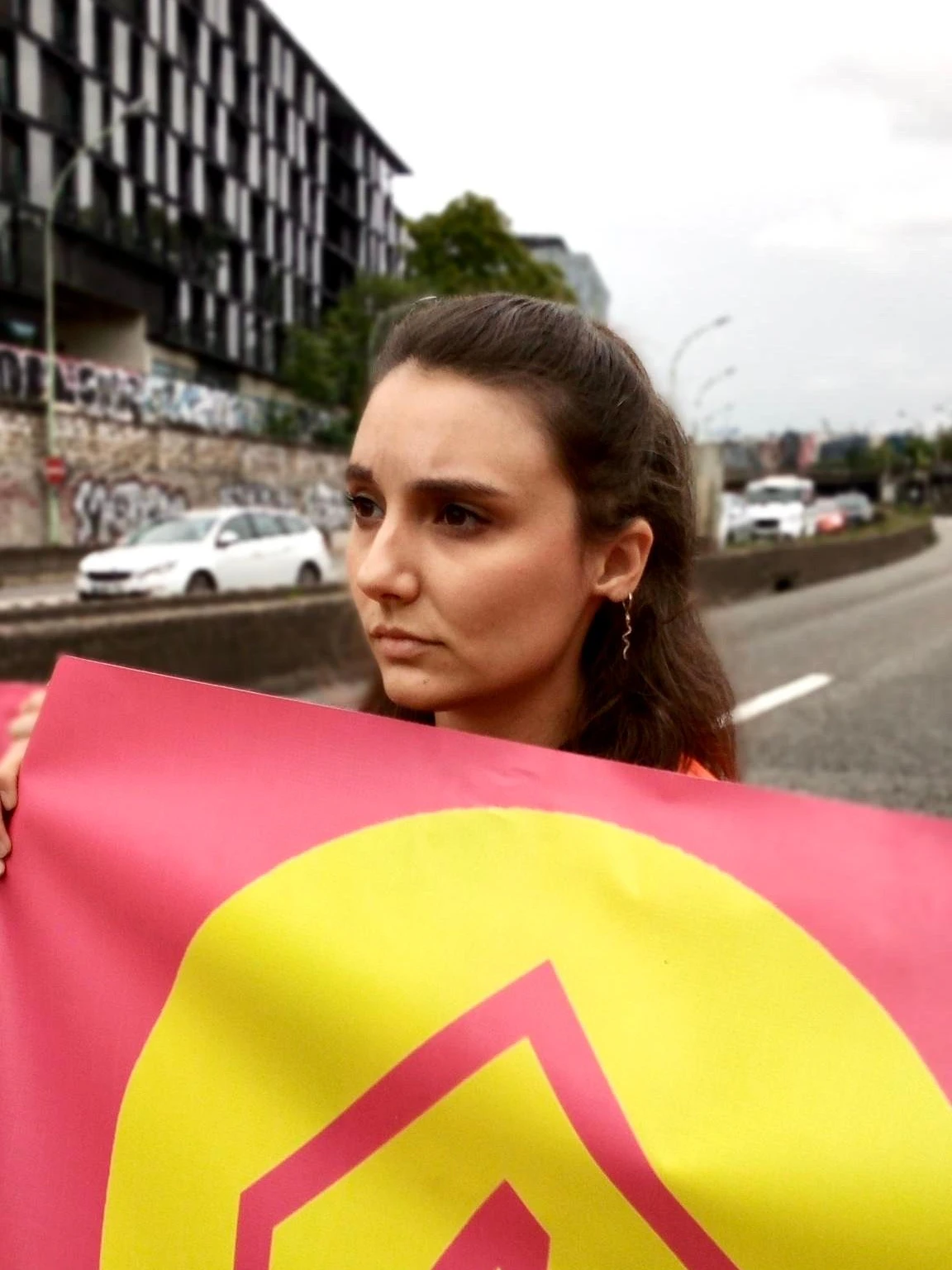 Eine der Demonstrantinnen in Paris
