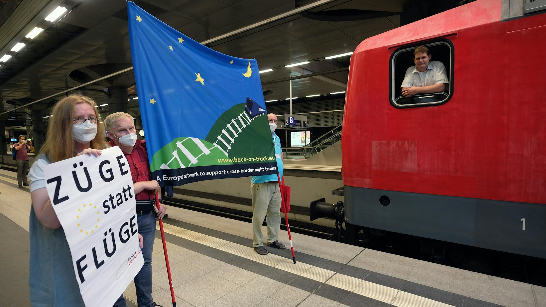 „Züge statt Flüge“: Bahnfans begrüßen am 28. Juni 2021 den ersten Nachtzug aus Stockholm, der nach dem Beginn der Corona-Pandemie im Berliner Hauptbahnhof eintrifft. 150 Fahrgäste waren in Skandinavien gestartet.