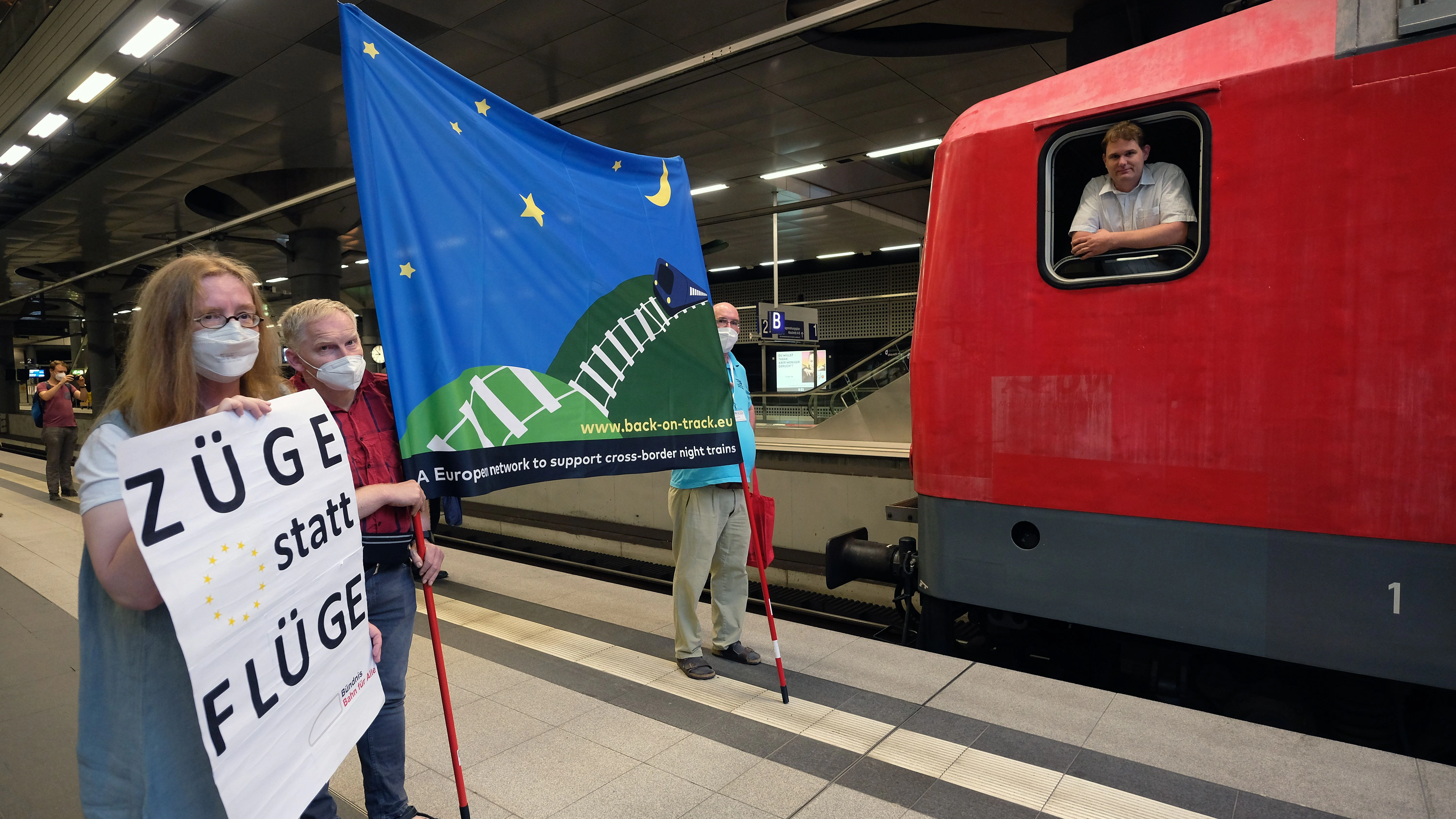 „Züge statt Flüge“: Bahnfans begrüßen am 28. Juni 2021 den ersten Nachtzug aus Stockholm, der nach dem Beginn der Corona-Pandemie im Berliner Hauptbahnhof eintrifft. 150 Fahrgäste waren in Skandinavien gestartet.