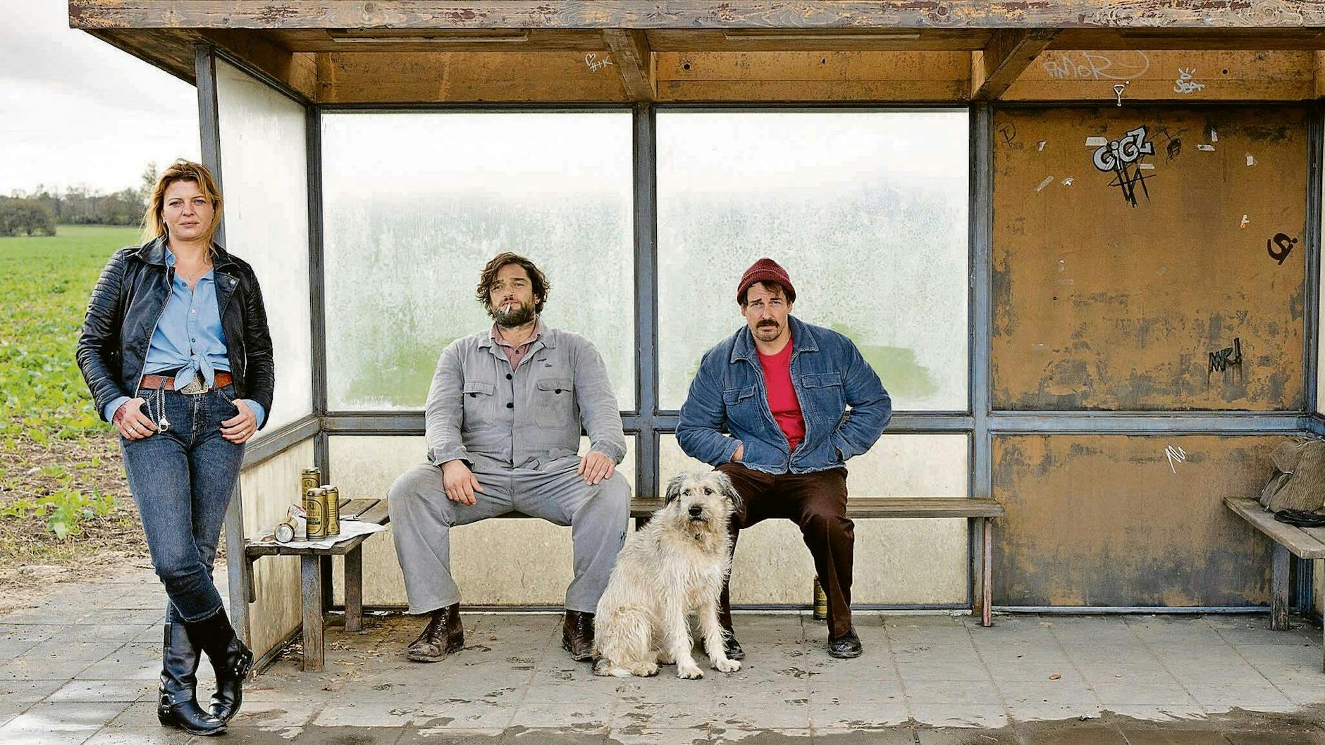 Warten auf'n Bus. Hier in einer Szene aus der gleichnamigen RBB-Serie mit Jördis Triebel, Ronald Zehrfeld (Mitte) und Felix Kramer.