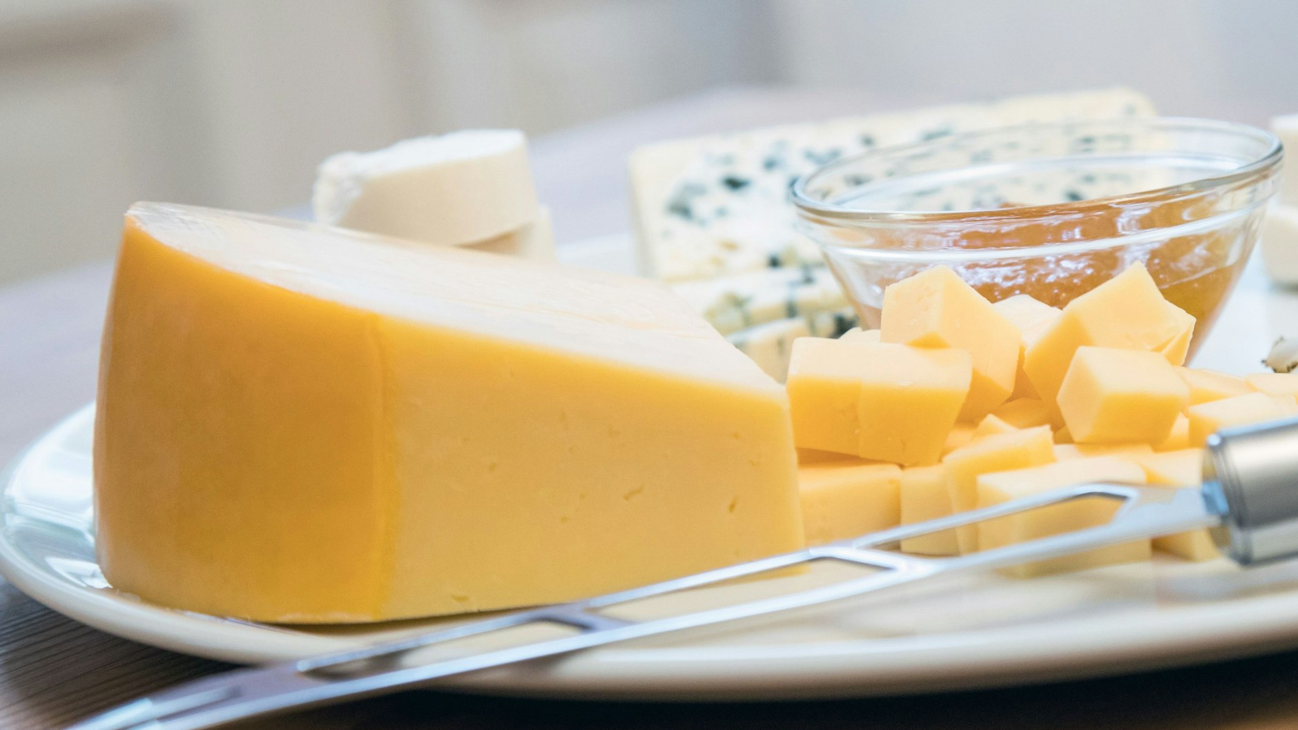 Wer Käse liebt, sollte ihn nicht luftdicht verpacken.