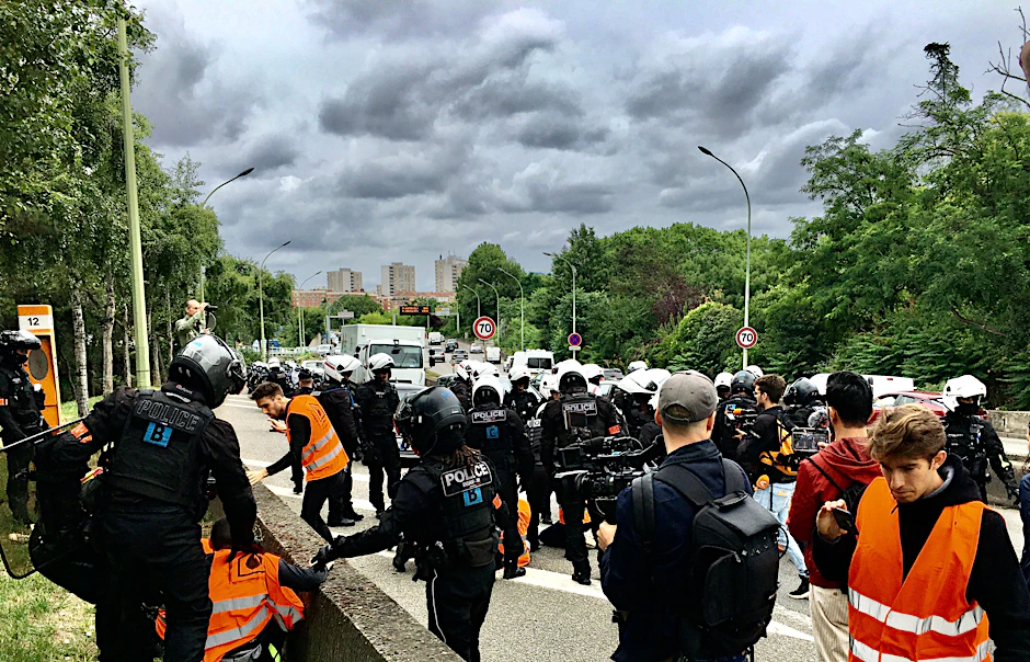Die französische Polizei räumt die Blockade in Paris.
