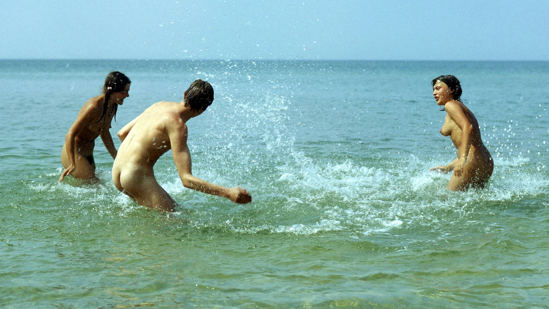 Badespaß an der Ostsee am FKK-Strand Prerow: In der DDR war man wesentlich lockerer, wenn es ums Nacktsein ging, wie dieses Bild aus dem Jahr 1969 zeigt.