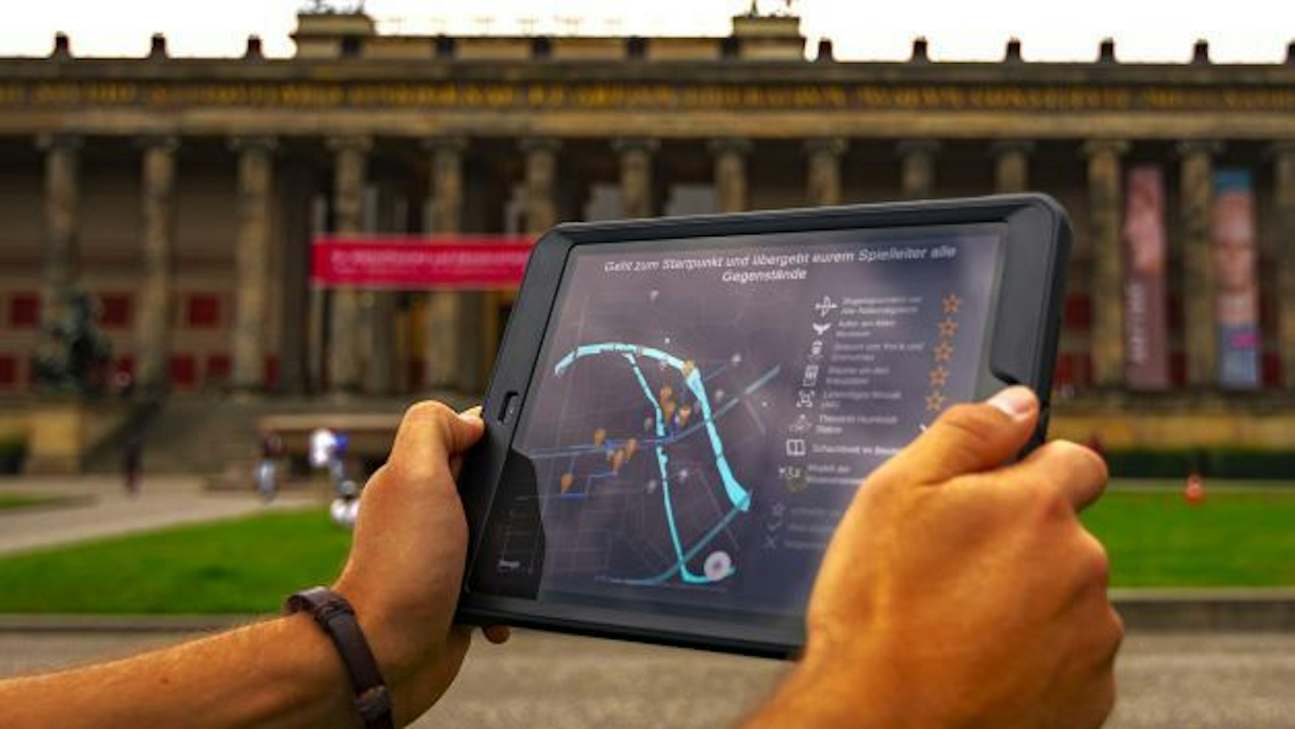 Das Tablet ist Euer Kompass und Decodierer. Es hilft Euch beim Navigieren durch die Stadt, und sagt Euch, ob ein eingegebener Code richtig ist.