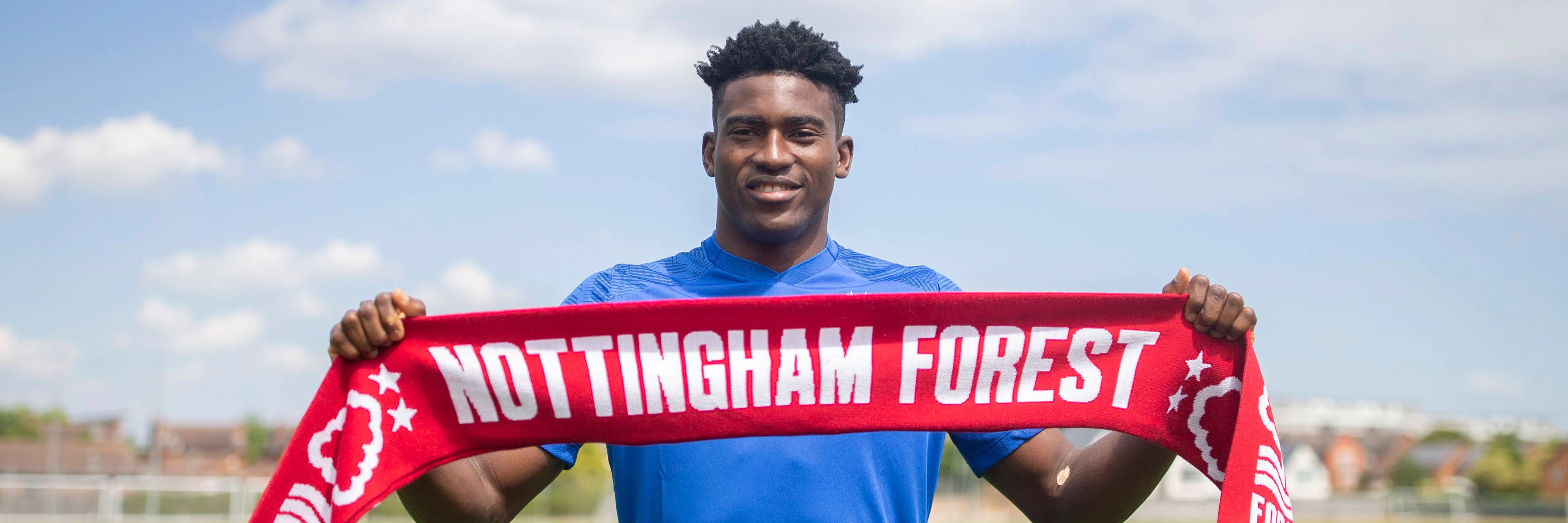 Vielleicht bringt er ja auch den Schal von Nottingham Forest mit in die Alte Försterei: Taiwo Awoniyi.