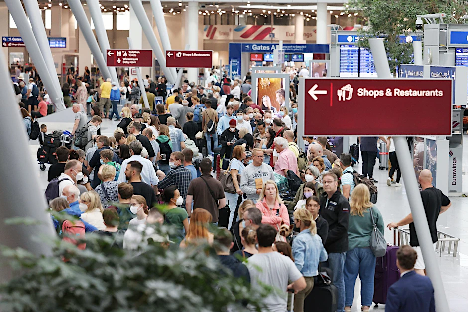 Lange Warteschlangen im Düsseldorfer Flughafen.  