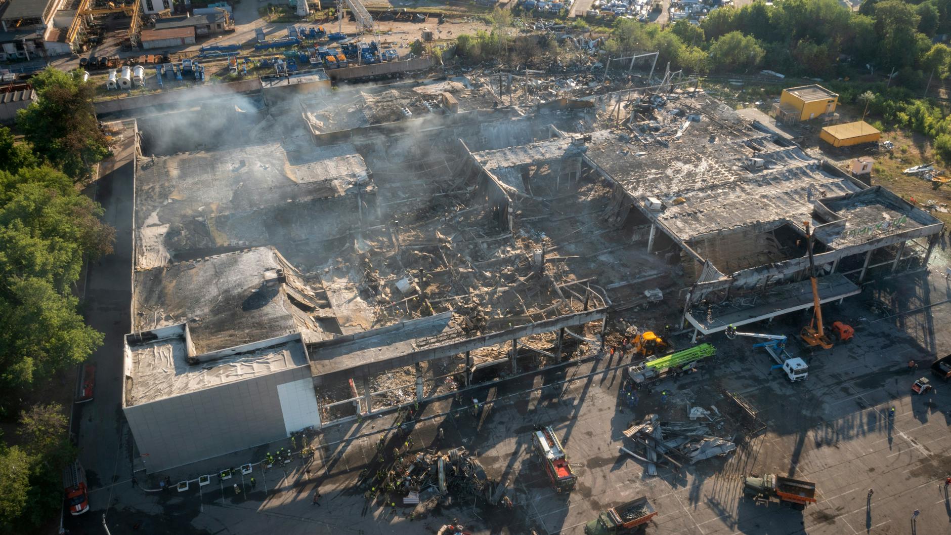Rauchende Trümmer blieben nach dem russischen Raketenangriff auf ein Einkaufszentrum in Krementschuk.