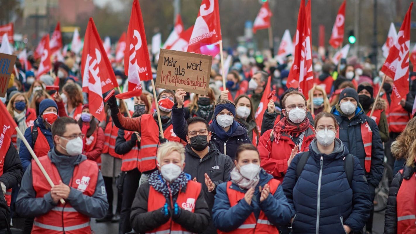 Lehrer nehmen an einer Warnstreik-Aktion der GEW in Berlin teil. (Archivbild)
