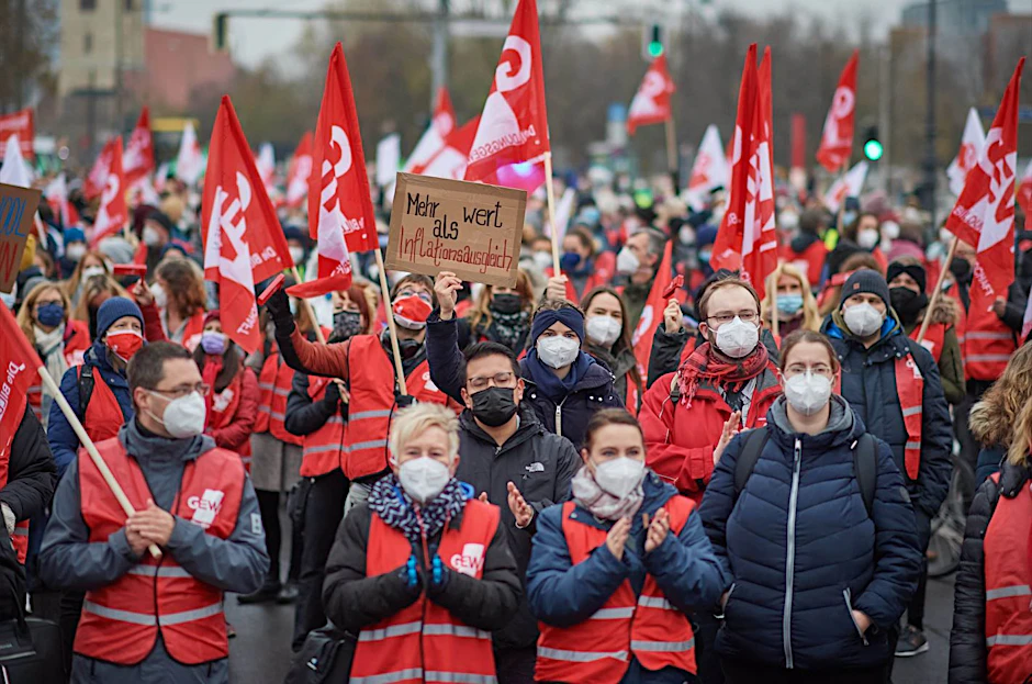 Lehrer nehmen an einer Warnstreik-Aktion der GEW in Berlin teil. (Archivbild)