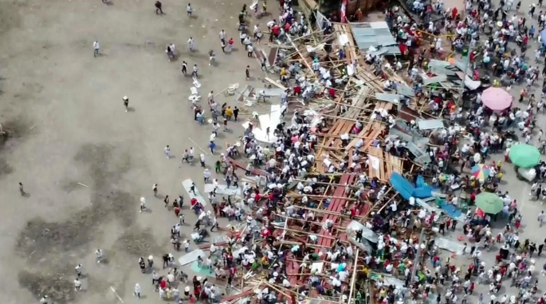 In diesem Videostandbild stürzen Zuschauer zu Boden, als ein Teil der Holztribüne zusammenbricht.