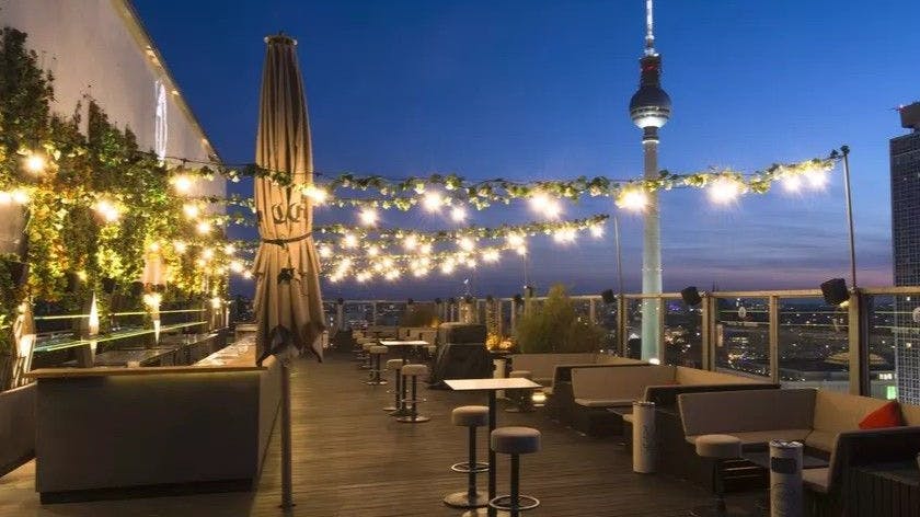 <strong>Ganzjährige buchbar:</strong> Egal ob Sommerfest unter freiem Himmel, Weihnachtsfeier mit Glühweinempfang und kleinem Weihnachtsmarkt, Fashionshows, Produktpräsentationen, private Gesellschaften oder einfache<br>„GetTogethers“.