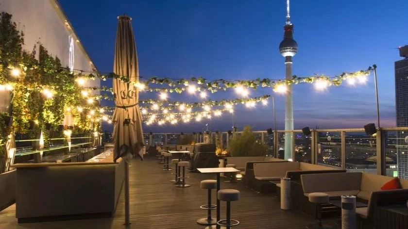 <strong>Ganzjährige buchbar:</strong> Egal ob Sommerfest unter freiem Himmel, Weihnachtsfeier mit Glühweinempfang und kleinem Weihnachtsmarkt, Fashionshows, Produktpräsentationen, private Gesellschaften oder einfache<br>„GetTogethers“.