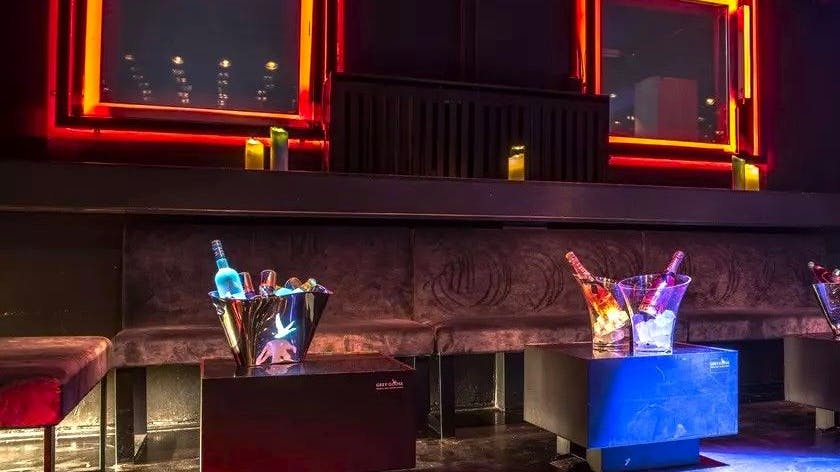 Club „Studio Floor“: coole Fensterfront und Loungemöbel.