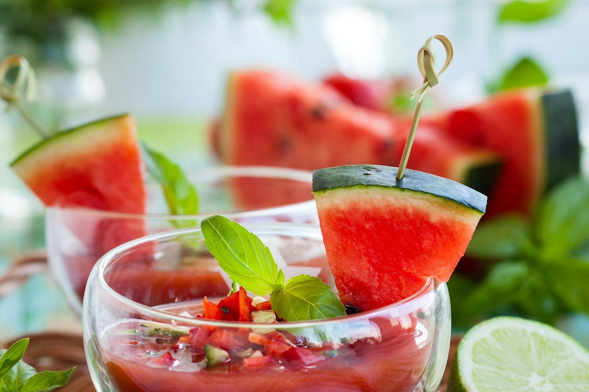 Als Serviervorschlag können Sie die Gazpacho auch mit gewürfelten Gemüsestückchen garnieren.