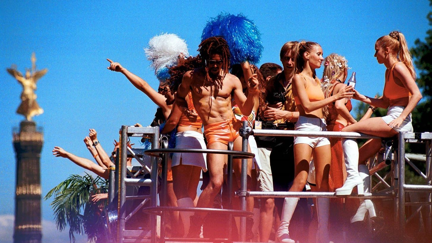 Die Loveparade soll unter neuem Namen wieder in Berlin steigen. (Archivbild)
