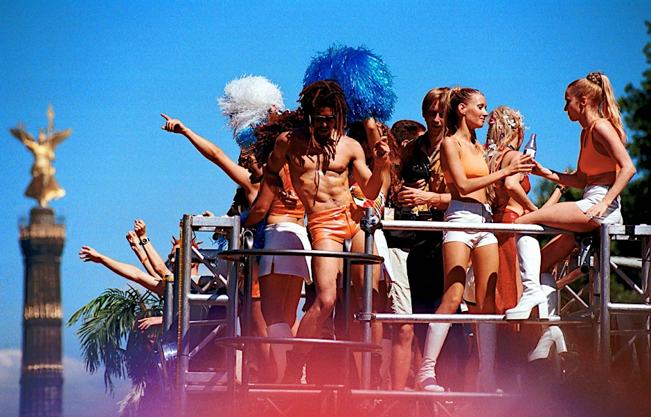 Die Loveparade soll unter neuem Namen wieder in Berlin steigen. (Archivbild)