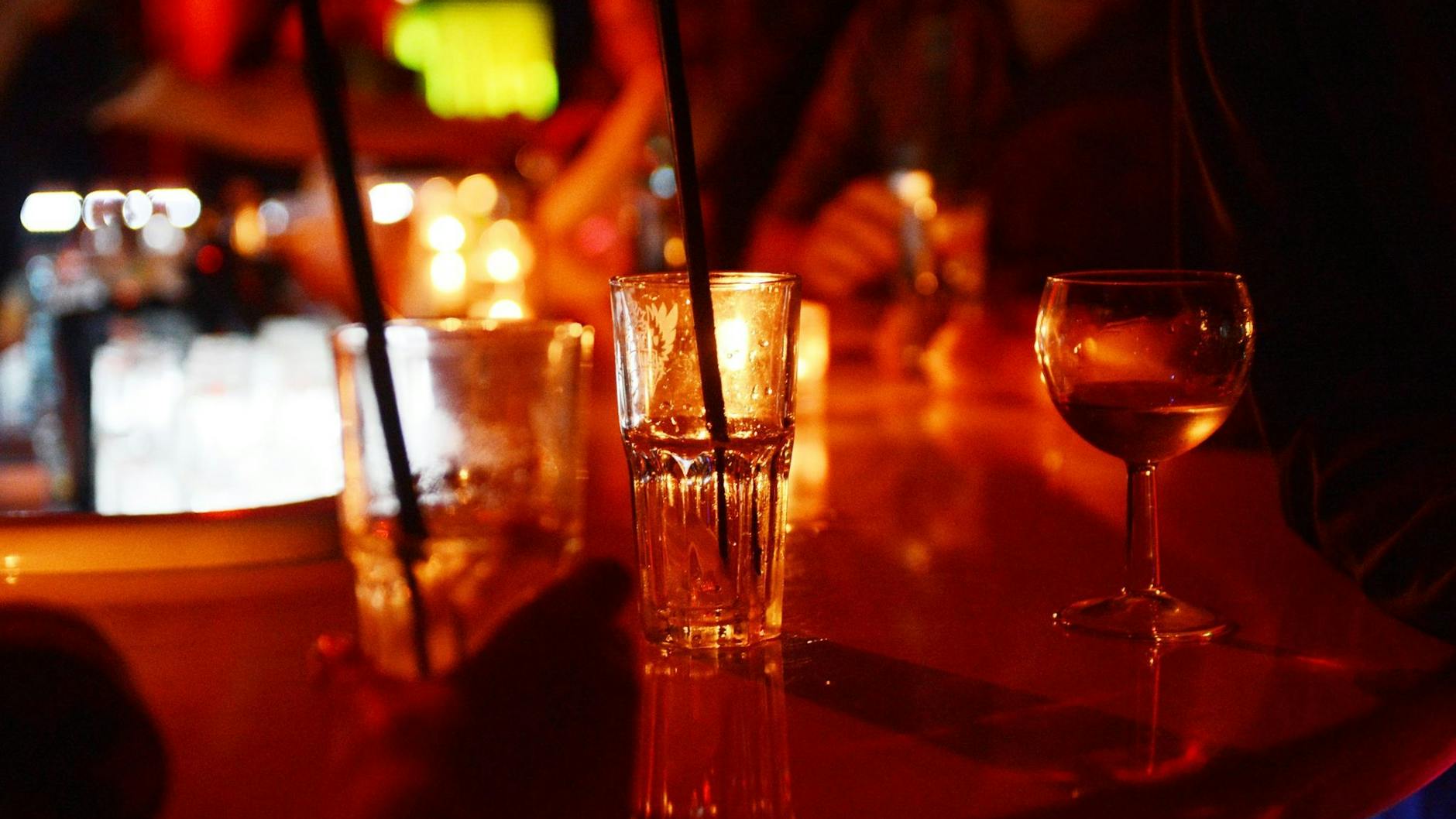 Gemeinsames Feiern kann gefährlich werden, wenn Täter aus dem Bekanntenkreis oder fremde Kriminelle Chemikalien nutzen, um Opfer wehrlos zu machen.