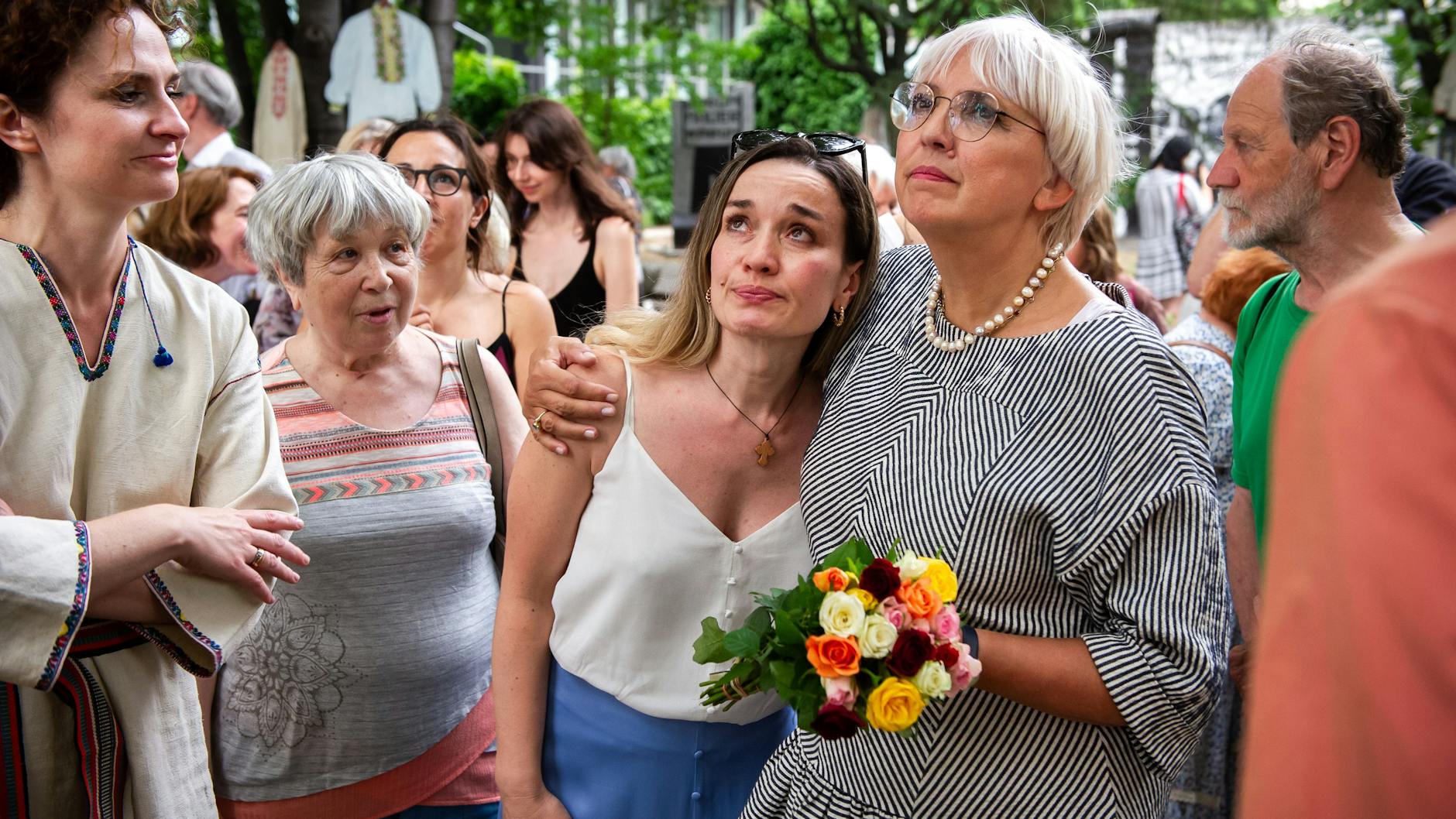 Olena Kishkurno (Mitte) wird von Claudia Roth getröstet, als sie von ihrer Hommage an ihren Bruder, einem Soldaten in der ukrainischen Armee, erzählt.