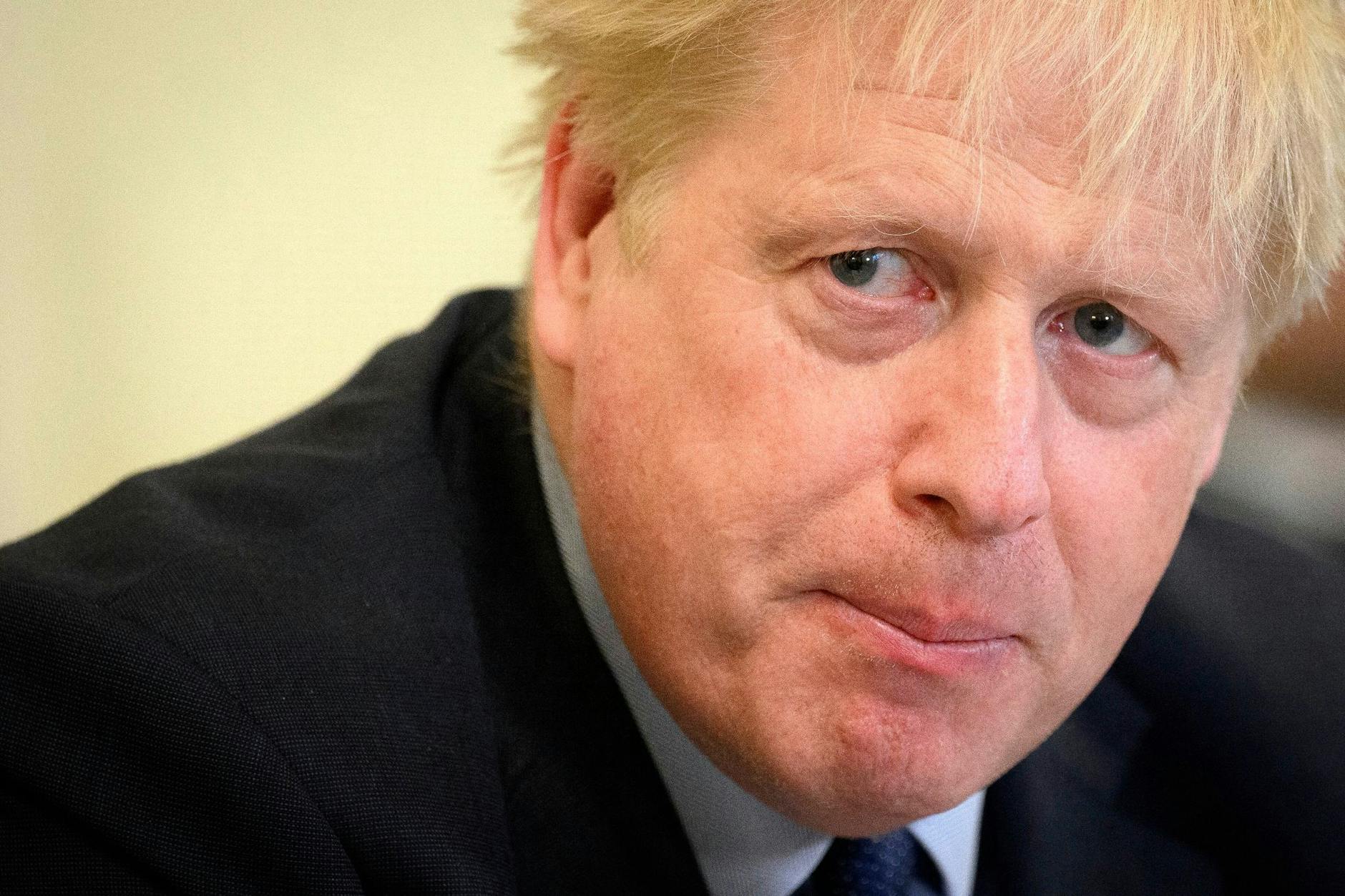 ARCHIV - Der britische Premierminister Boris Johnson während einer Kabinettssitzung in der Downing Street. pe/AP/dpa