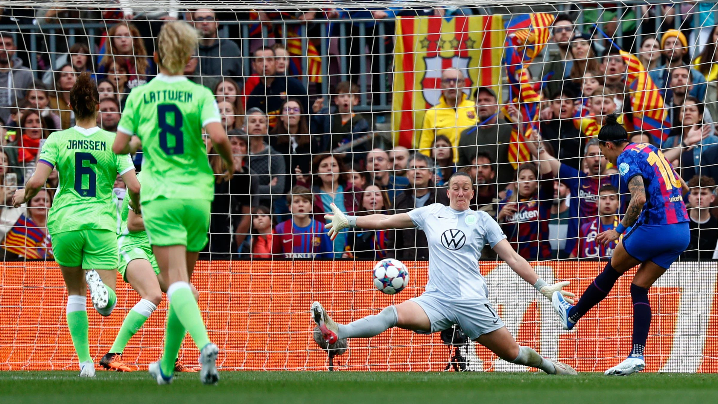 Rekordkulisse: Im Halbfinale der Champions League musste Torhüterin Almuth Schult (2. v. r.) mit dem VfL Wolfsburg im Camp Nou nicht nur gegen den FC Barcelona, sondern auch gegen 91.648 Fans bestehen.
