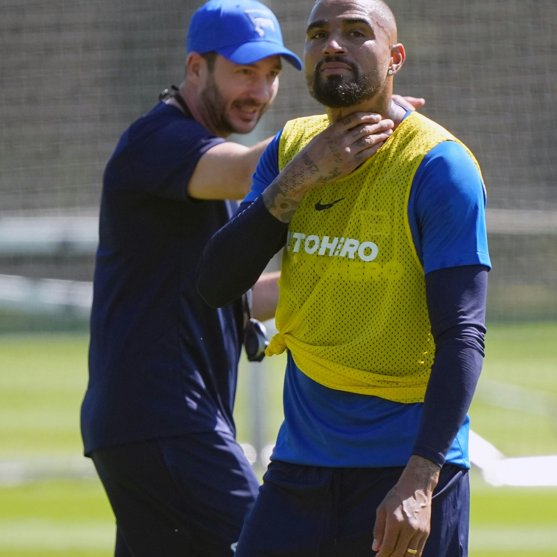 Herthas Kevin Prince Boateng und Trainer Sandro Schwarz (l.) verstehen sich auf Anhieb.