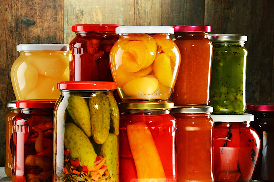 Eingekocht und eingelegt: Es gibt viele Arten, Obst und Gemüse haltbar zu machen.