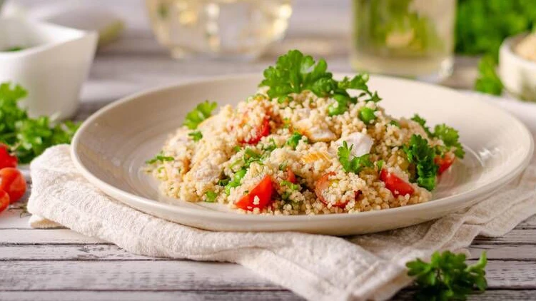 Der leckere Fitness-Salat mit Couscous und Feta ist super schnell gemacht, hat wenige Kohlenhydrate und schmeckt super lecker.