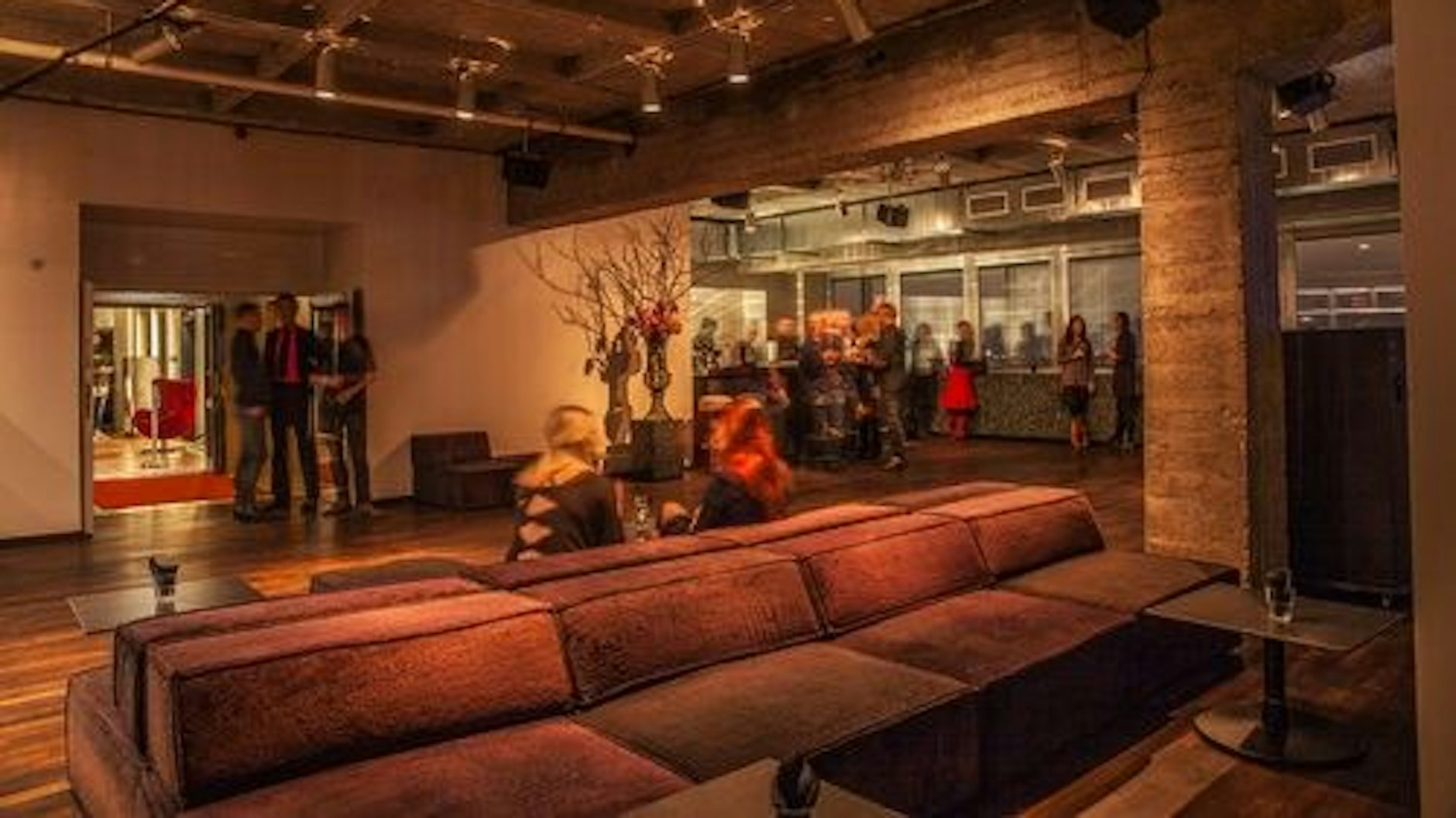 „Panorama Loft“ mit edlem dunkelbraunen Parkett und verschiedene Loungemöbel.